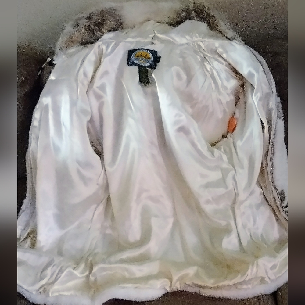 π¨ HP - Cabelas Coyote fur coat - Picture 9 of 13